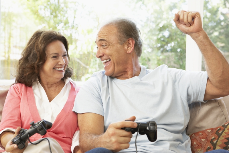 äldre par som spelar tv-spel